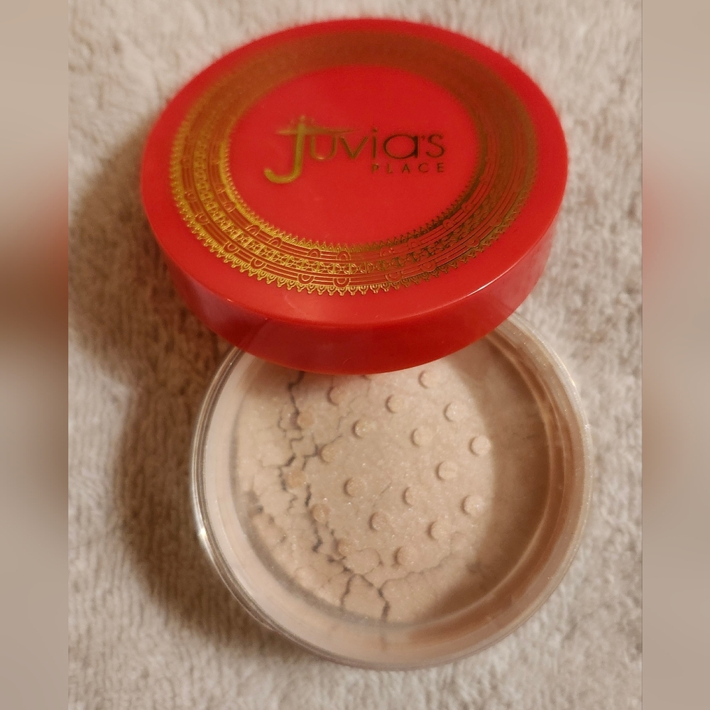 NIB Juvia's Place "The Nubian Loose Highlighter in Cleo" (Pearled Champagne)